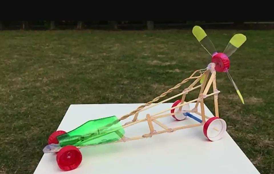 用啤酒的瓶盖怎么做成玩具,六个瓶盖可以做什么手工玩具