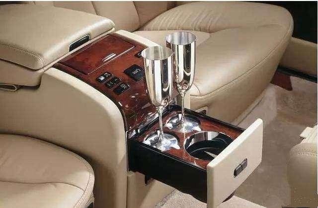 马云的座驾长7米，C1照不能开，移动的豪华办公室