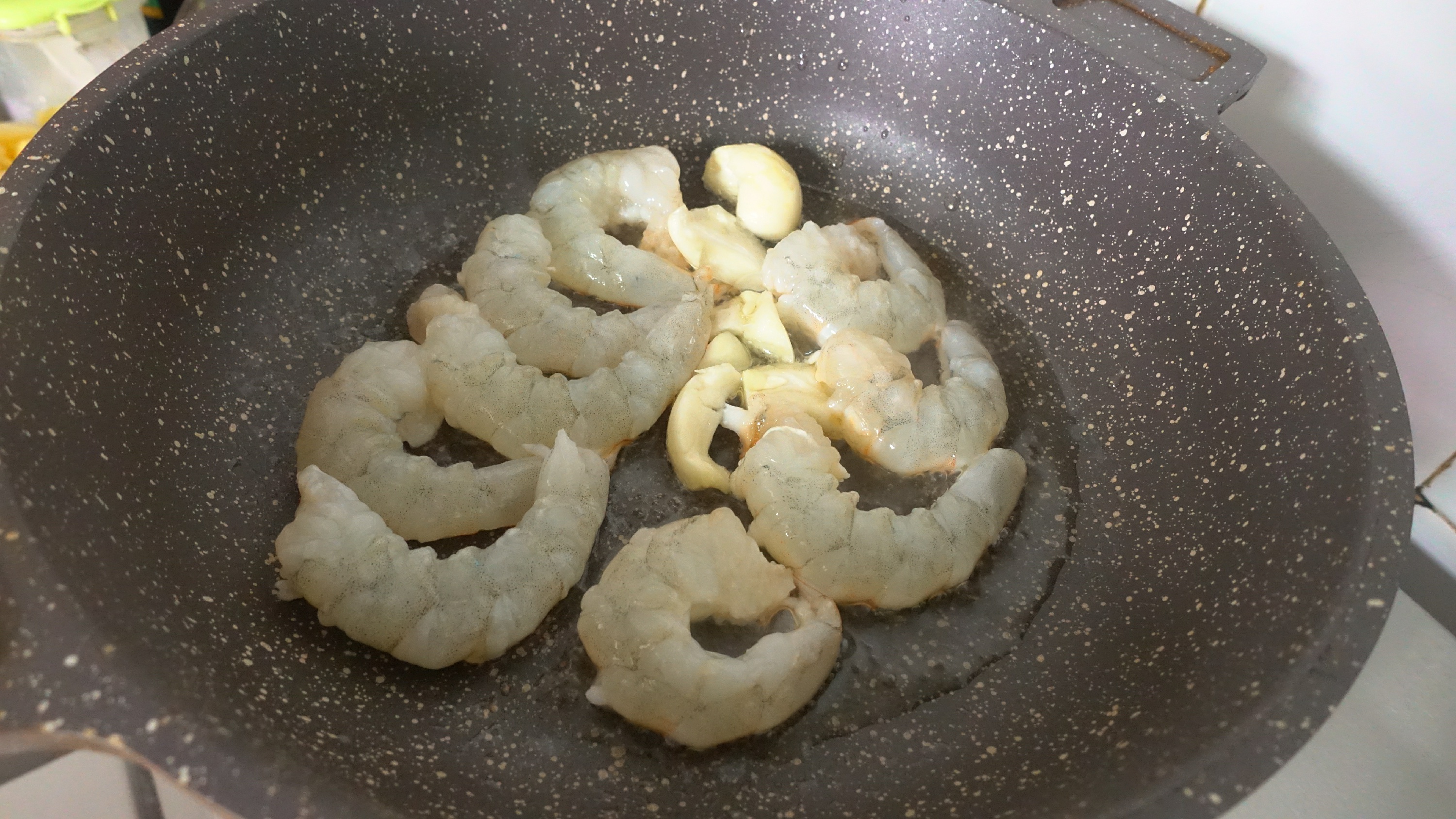 菠萝炒虾做法步骤,菠萝油条虾做法视频教程