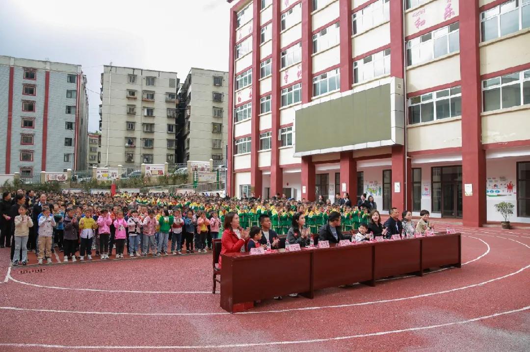 崇和育美,爱满康定|康定市巨海赖俊臻希望小学成功剪彩