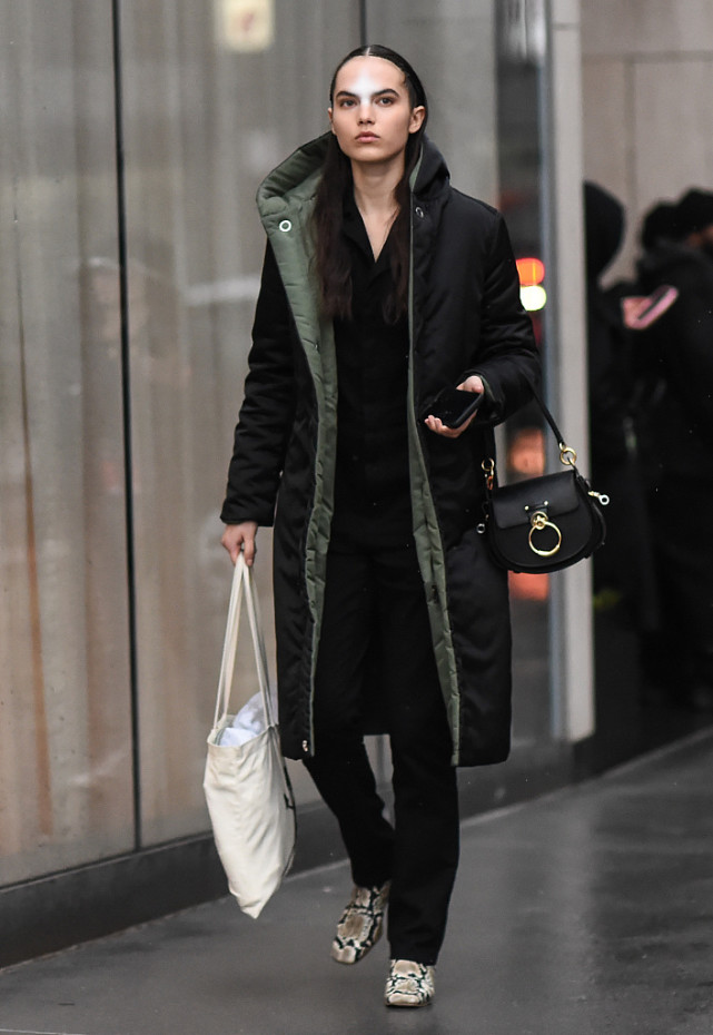 冬天不用穿太花，简单的黑色棉服，随便搭配都很帅气酷炫