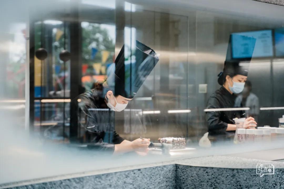 好利来售货小哥哥,好利来lab店服务员