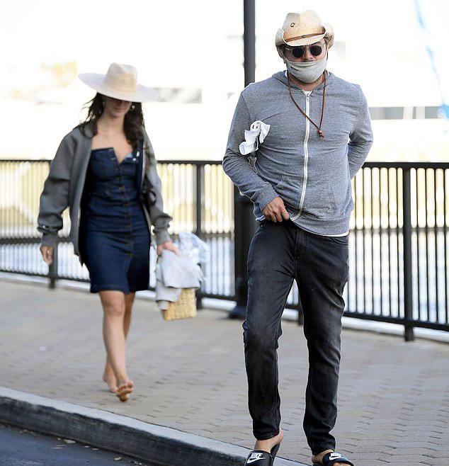 小李子穿卫衣年轻照片,小李子穿supreme卫衣