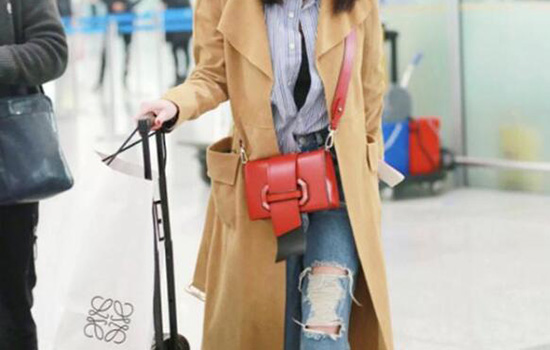 驼色大衣配驼色毛衣穿出高级感,驼色大衣搭配驼色的马丁靴