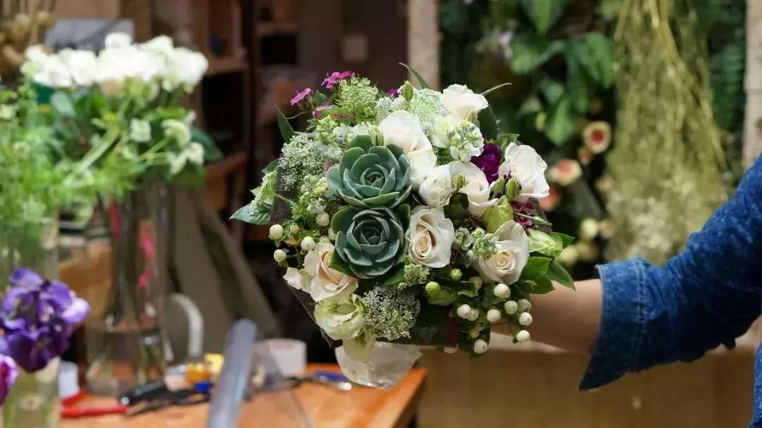 在花园里和鲜花为伴,在花店与鲜花为伴
