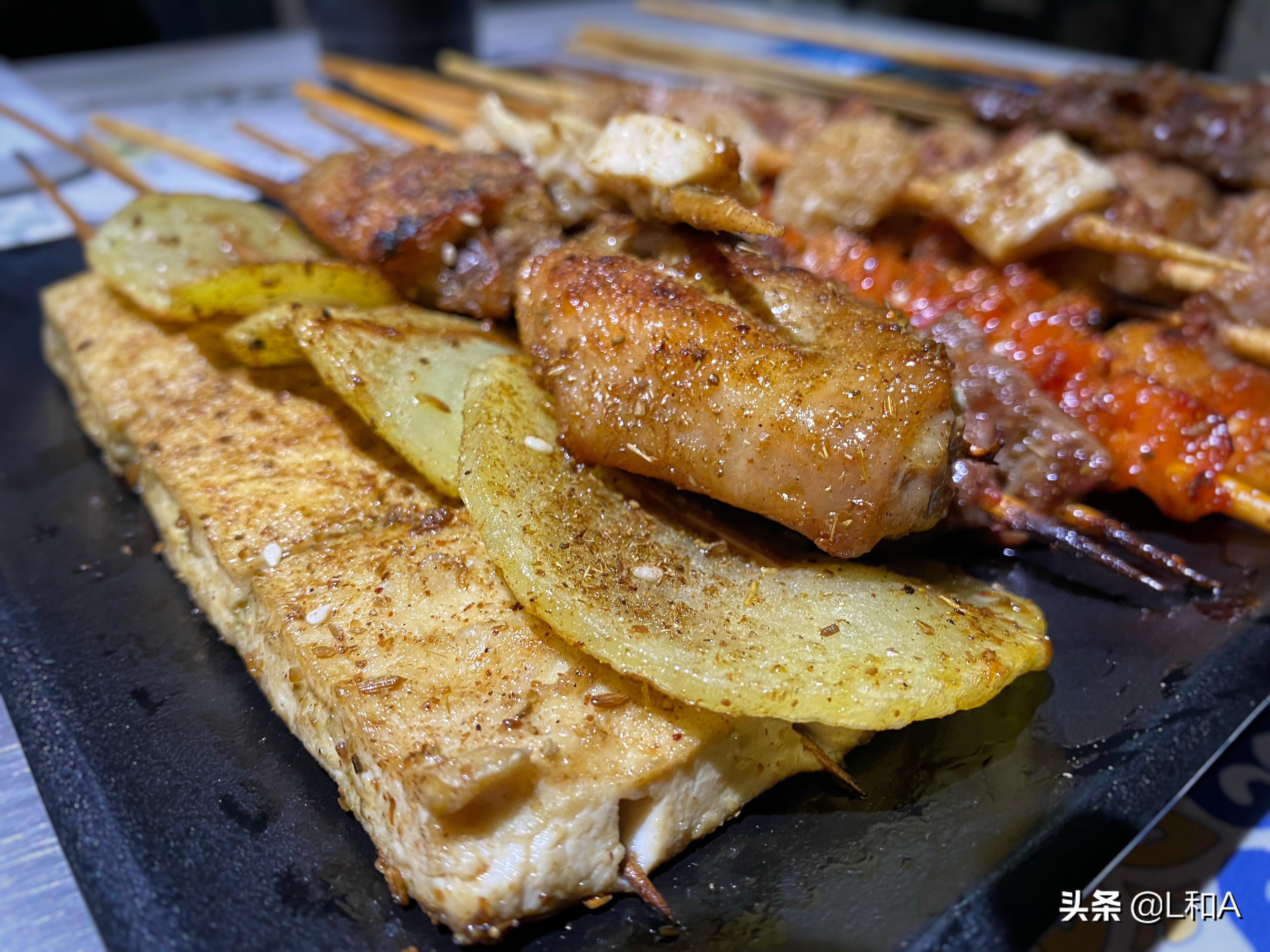 上海:桥梓湾的烧烤,青浦邻里们深夜光顾,猪脑煲吃到发出猪叫声