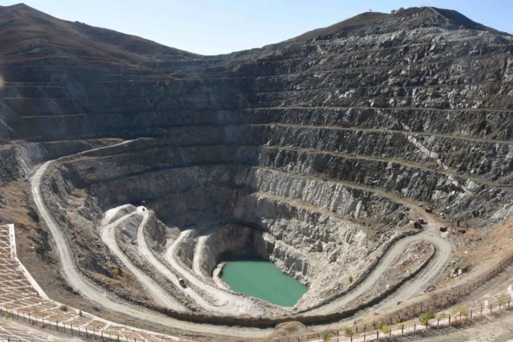 曾是为国还债的“功勋矿区”,因资源枯竭失落数十年……唱遍全网的可可托海,究竟有哪些传奇故事?