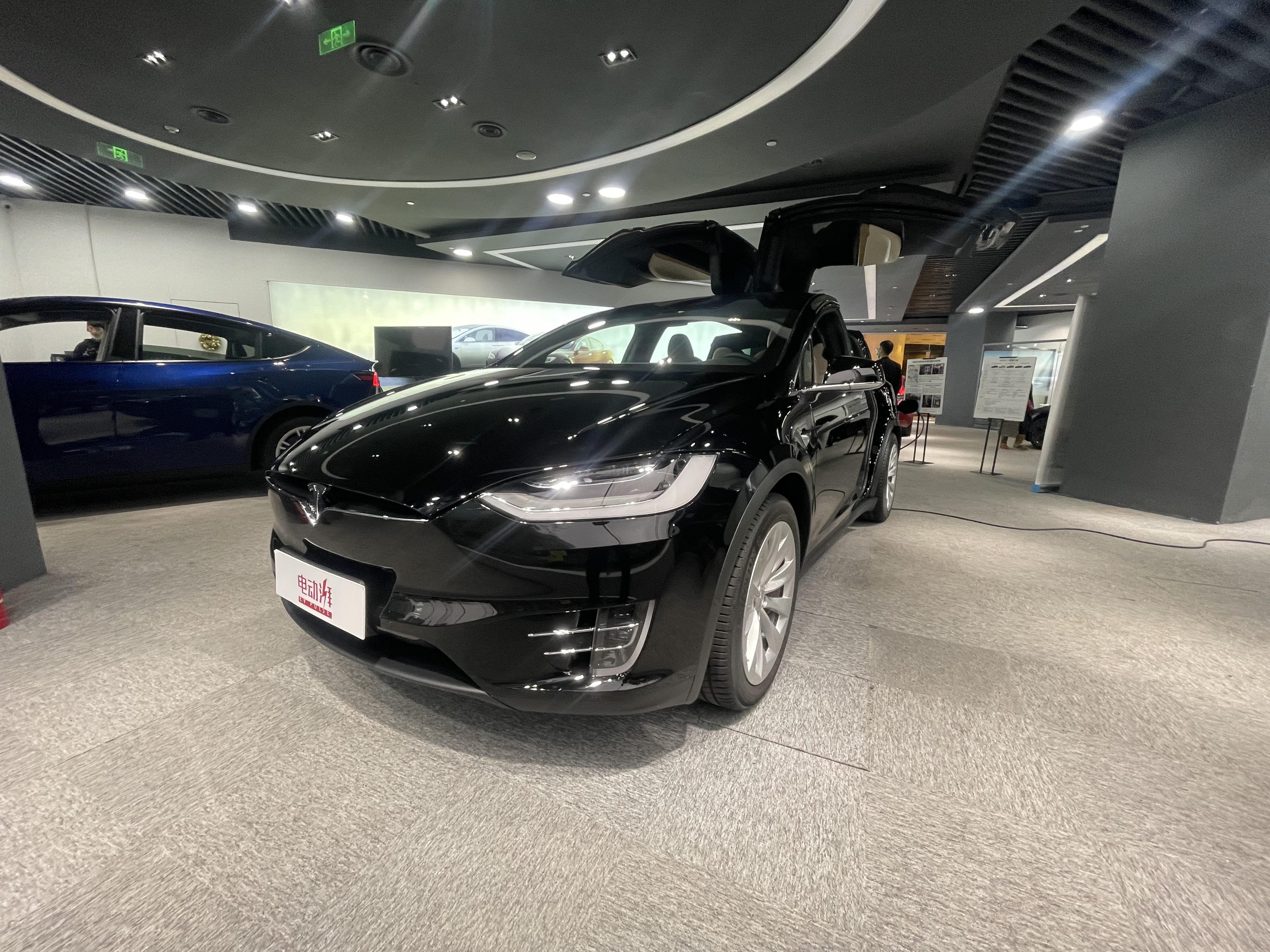 特斯拉鸥翼门三排七座,全新掀背造型特斯拉