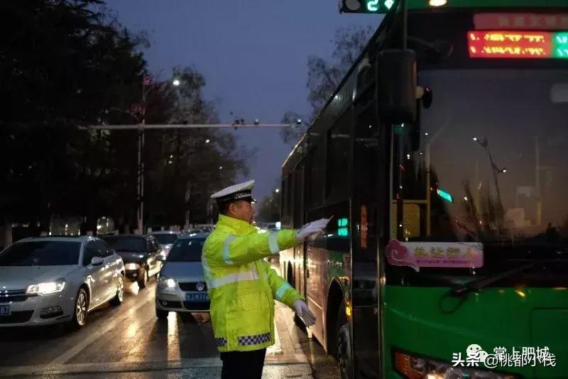 59岁了还在指挥交通！他已经从“蜀黎”变成了“爷爷