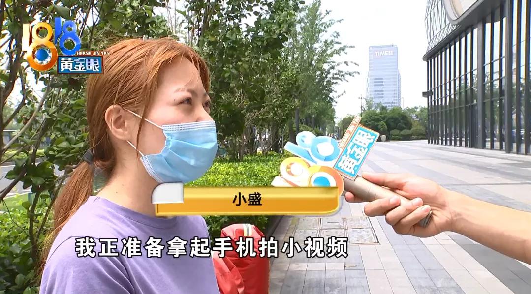 姑娘正要拍烤鱼，店员翻锅，一颗辣椒炸开，热油溅到了脸上