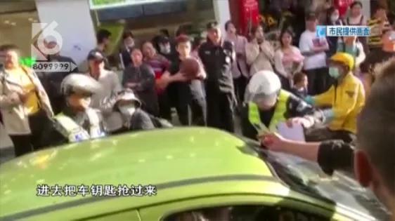 堵瘫这条街一个多小时！女“路霸”车停路中间玩手机，交警敲窗喊话都不好使