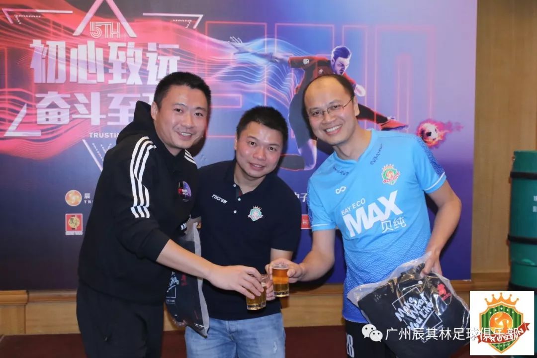 疫情隔离不隔爱主题,足球接力共同抗击疫情