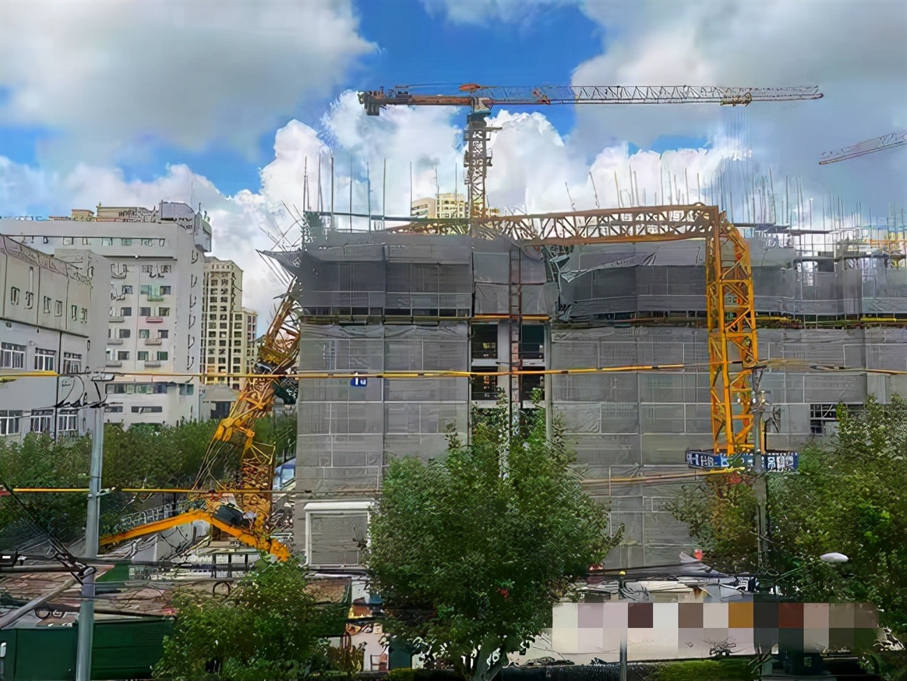 比建筑还高的百米塔吊，是怎么搭建升高？司机是怎么上去和下来的