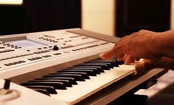 电子琴最简单的和弦的技巧,用和弦走向来记住电子琴谱的和弦