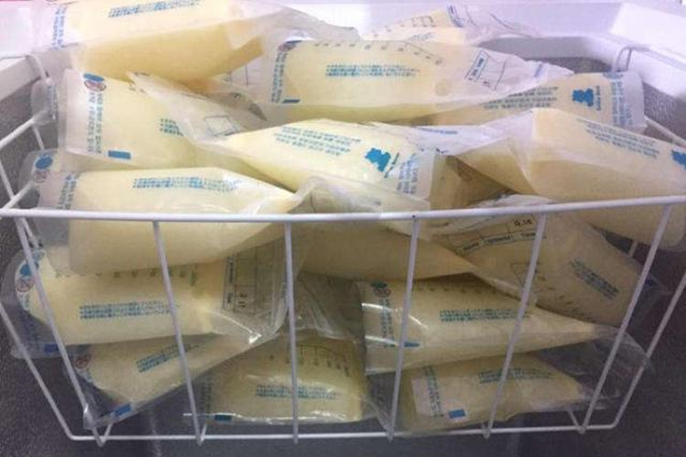 母乳太多了如何让奶少,多余的母乳可以给妈妈喝吗