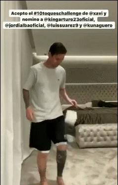 憋疯的外国网红在干嘛？玩尬舞、枕头挑战，还有裸体女友！