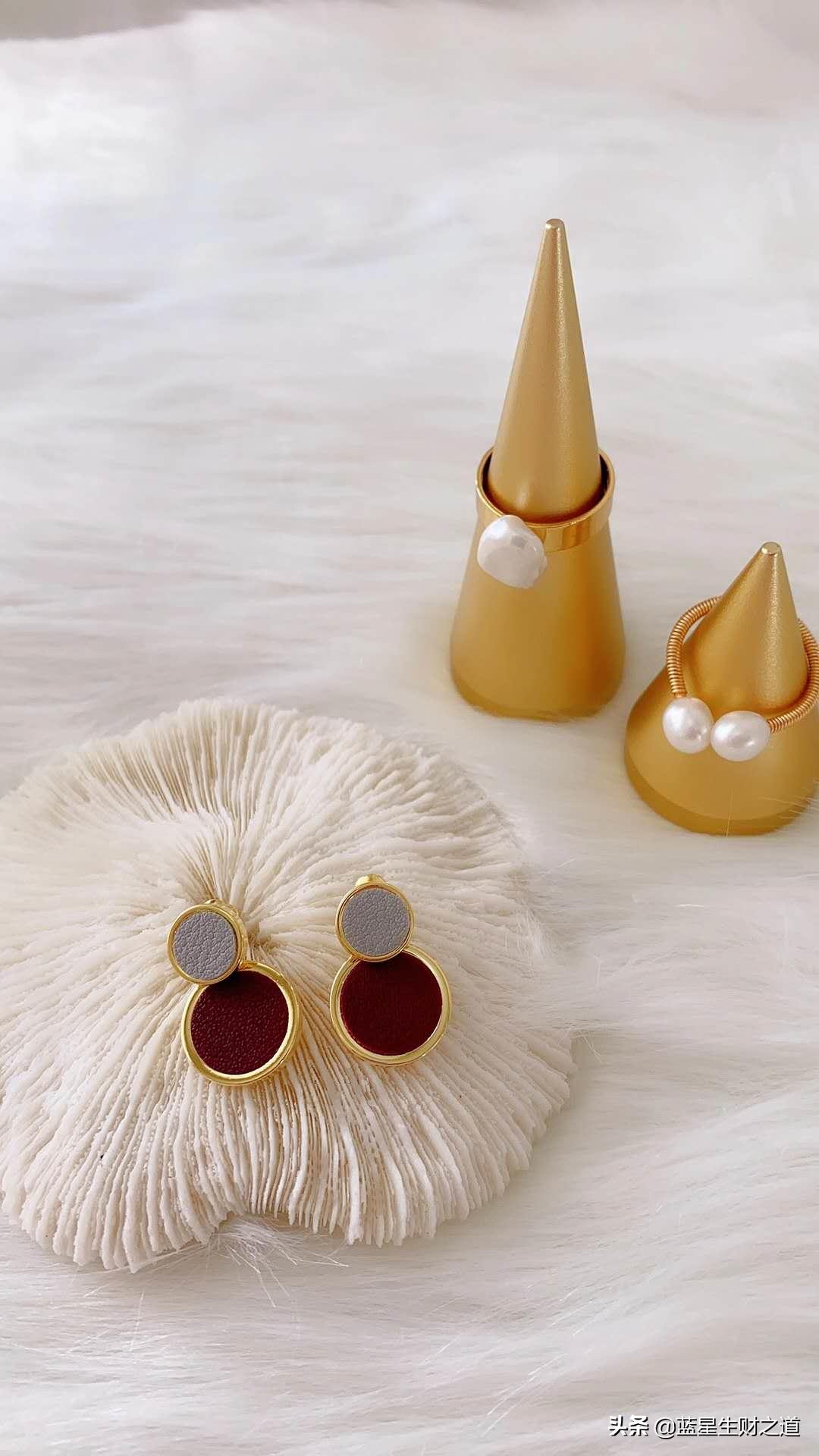 摆摊卖耳饰生意惨淡24年,摆地摊耳环卖18一对贵吗