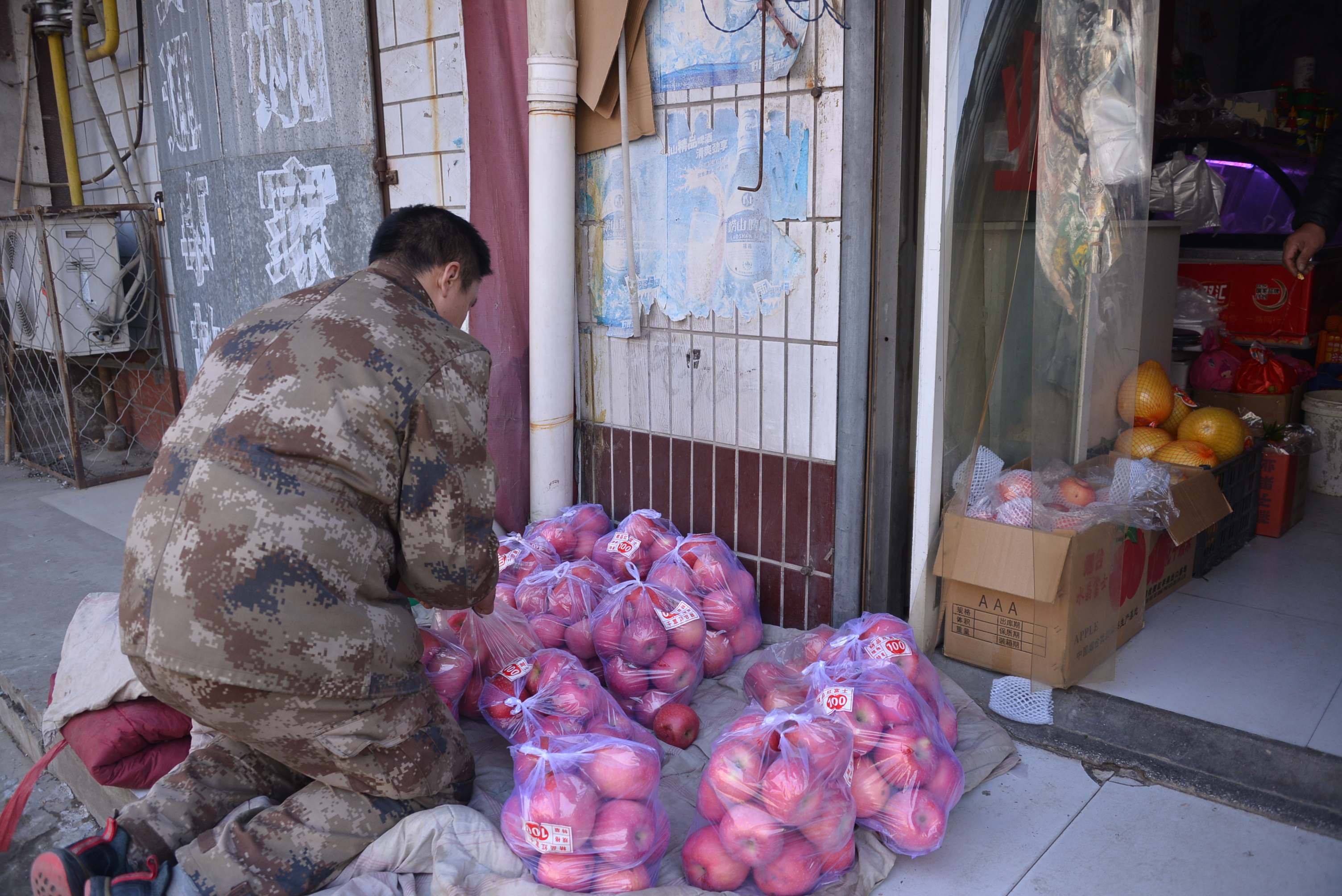 90后小伙创业开网店,90后创业小伙卖菜