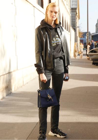 秋冬季节卫衣单穿有些冷，加件外套一起穿，舒适时尚又有范儿