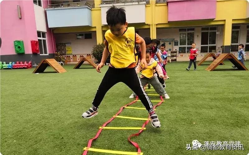 蓬安县城东幼儿园足球比赛,幼儿园室内趣味体育活动