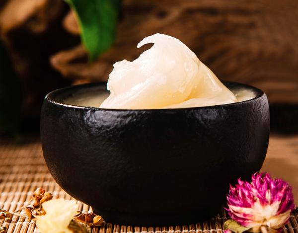 买蜂蜜最重要的是什么,买蜂蜜是固体的好吗