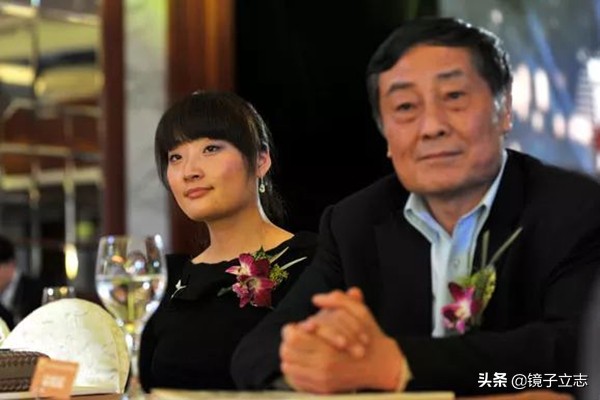 他从不隐藏厌恶愤懑和内心强悍。他是冒险狂、大戏的主角和孤独者