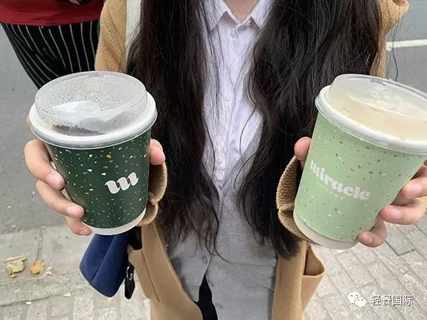 “行走的CD”JJ林俊杰来上海开咖啡店了，一杯咖啡被加价到80元