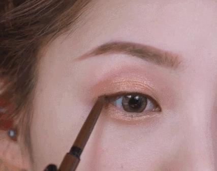 眼妆上妆显脏怎么办,眼妆涂法技巧