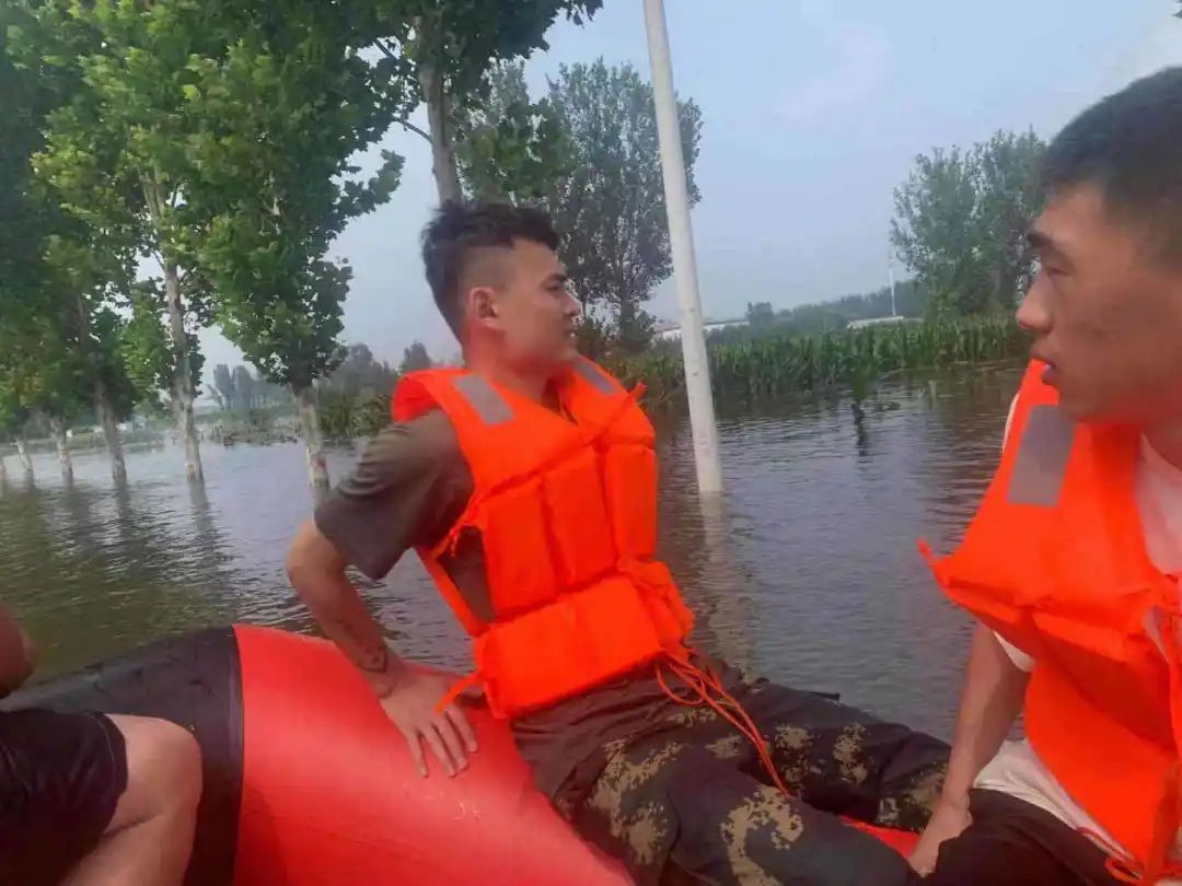 我在洪水中救人图片,洪灾到来三十多处紧急救援