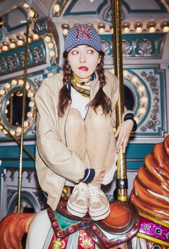 泫雅拍摄MLB新画报，复古元素一个不少超惊艳，红唇性感十足