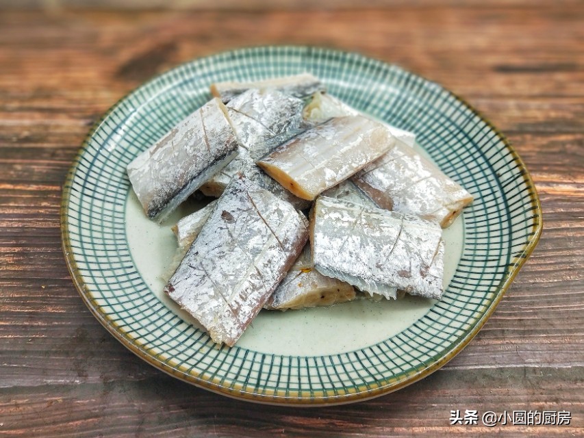 带鱼不加淀粉怎么煎不粘锅不会破,干煎带鱼怎么做好吃又简单不粘锅