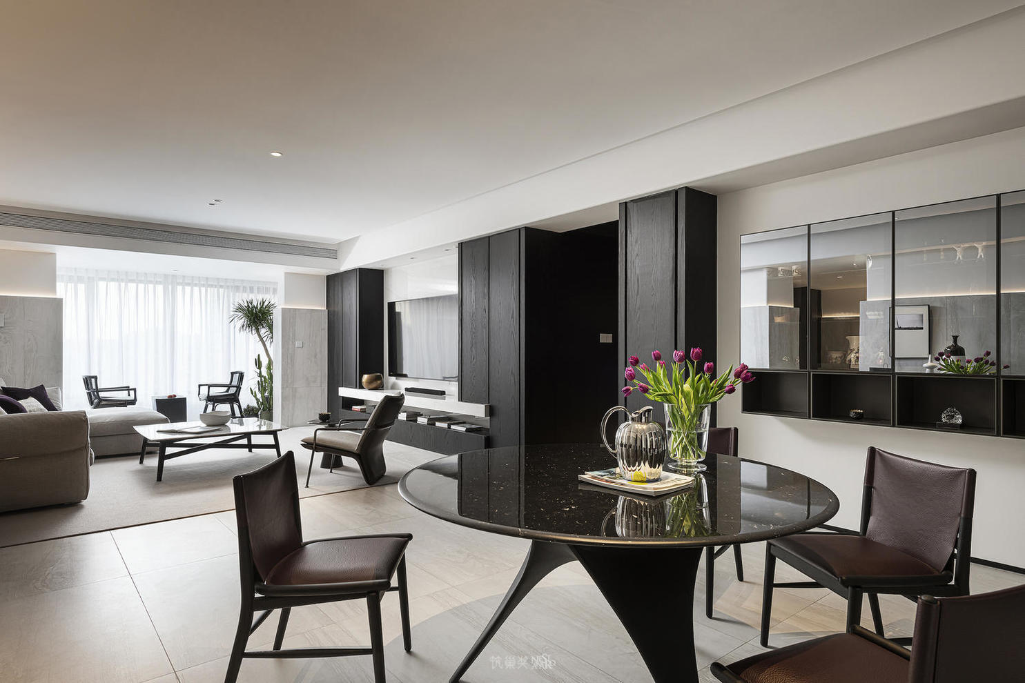 设计师梁彬：成都246㎡宁静致雅，黑与白交错空间