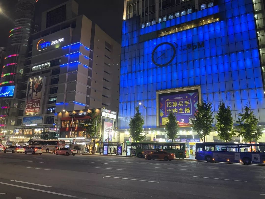 00后靠卖衣服三个月赚了一百万,中国小伙卖衣服赚6000