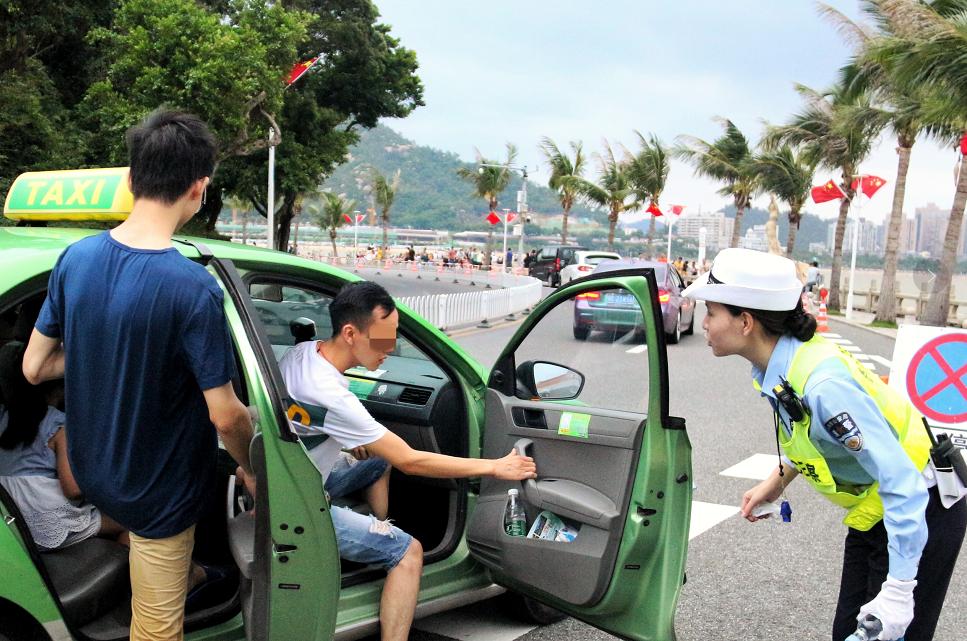 广州男子国庆穿“人字拖”来珠海沙滩游玩，一脚踩上钉子血流不止！家人急坏！