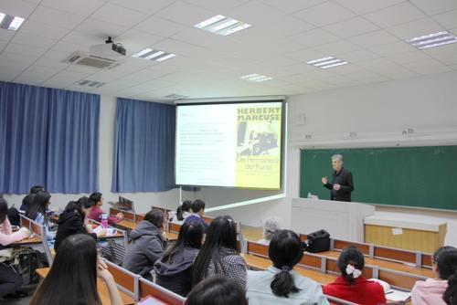 为什么大学生上课都不听课了,大学生为什么总是不愿意上课