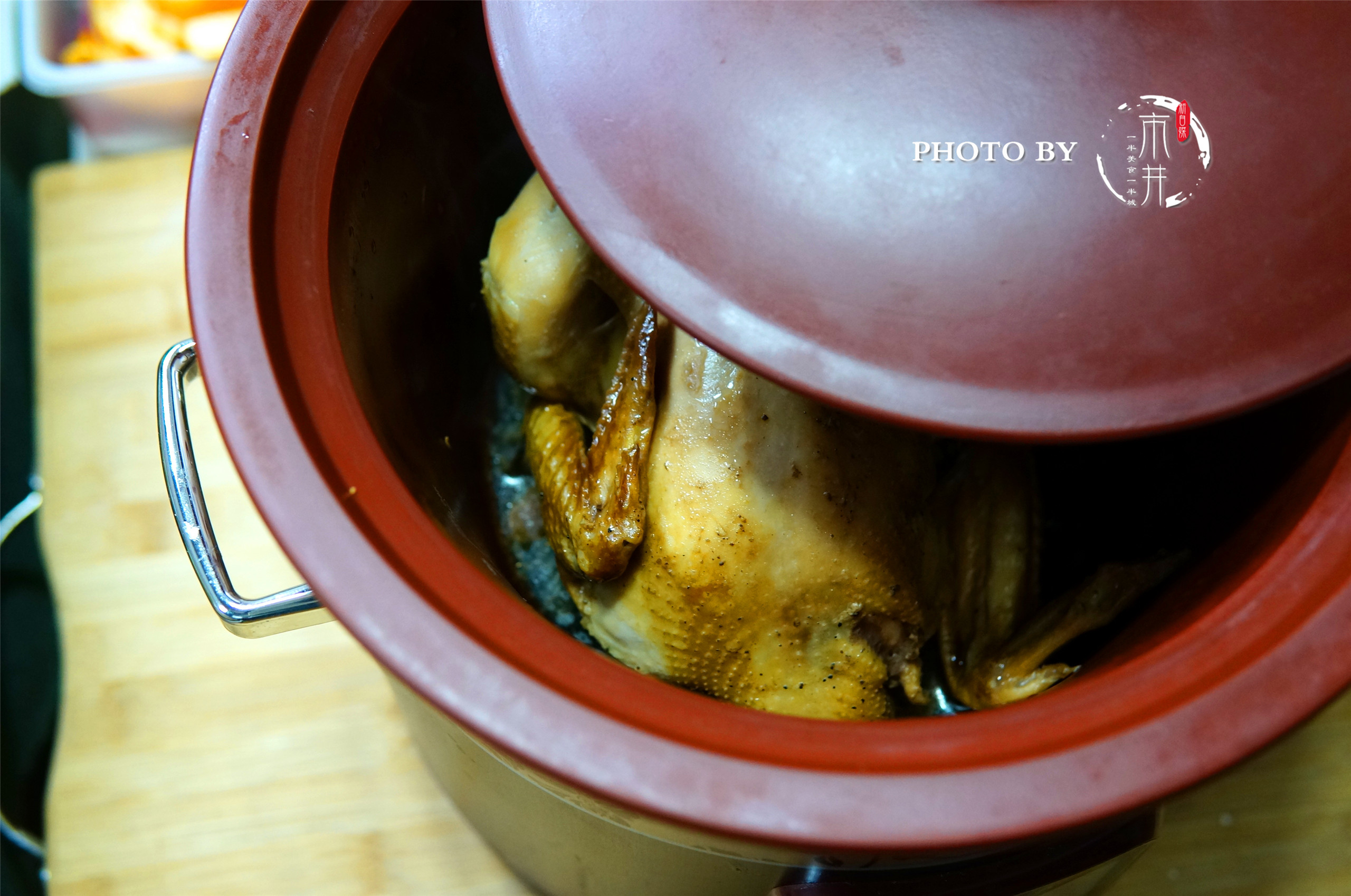 把鸡这样扔进电饭锅不加一滴水,整只鸡直接放电饭煲