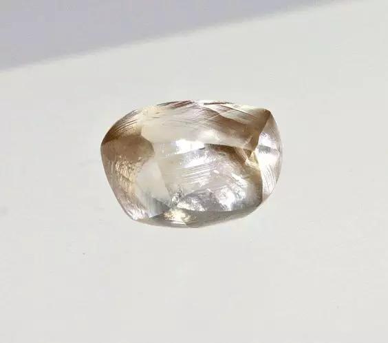 纯天然的钻石原石的特点和图,钻石的原石原来长这样太神奇了