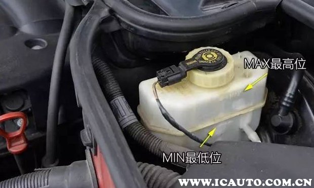 两侧刹车灯不亮高位刹车灯一直亮,刹车灯一直亮红灯怎么解决