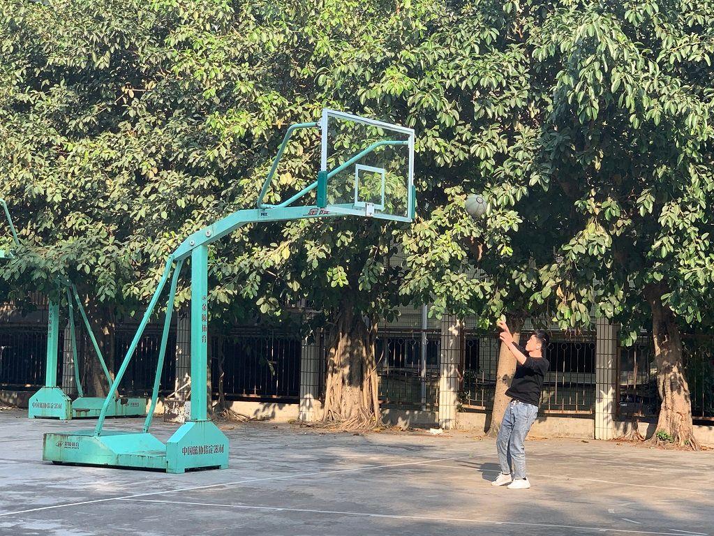 稀罕！运动场篮球架上没篮框？