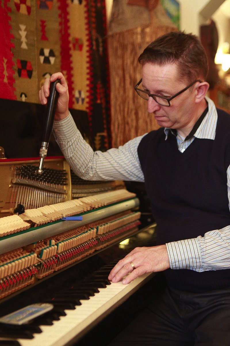 钢琴调音师是怎样的职业，月入过万能轻松吗？