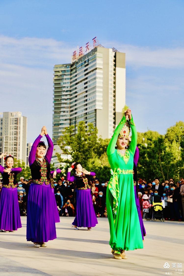 洛阳牡丹广场：*疆新**舞大联欢