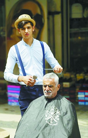 贝鲁特男子很享受胡须服务