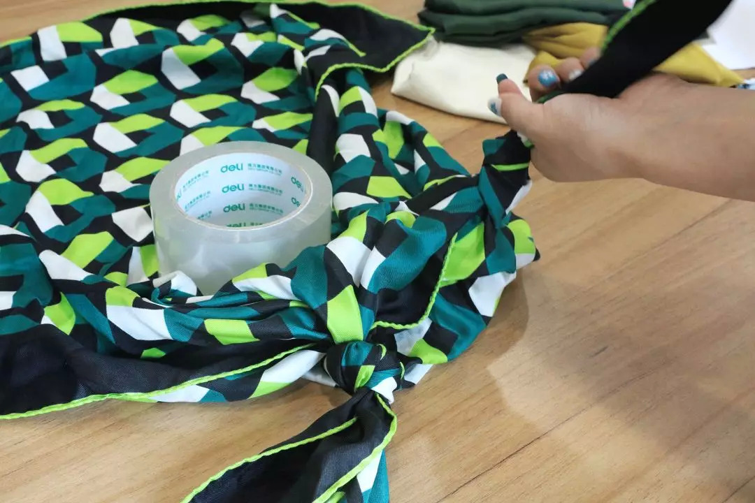 废旧纸袋如何做收纳包包,大牌纸袋斜挎包包改造教程