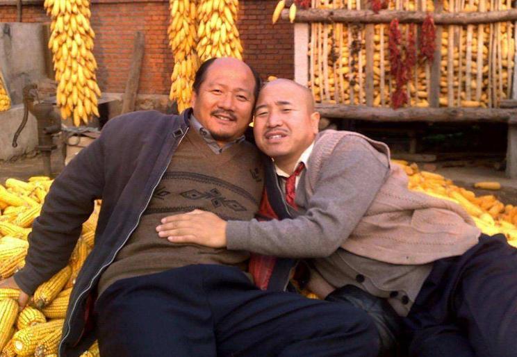 谢广坤冬天在雪地撒欢,谢广坤穿短袖雪地上卖酸菜