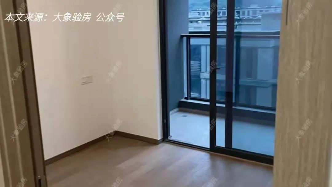 收房发现墙顶维修痕迹,精装房交房时踢脚线乳胶漆脱落