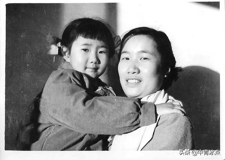 白发女带妈妈上学,白发女儿给父母跳舞