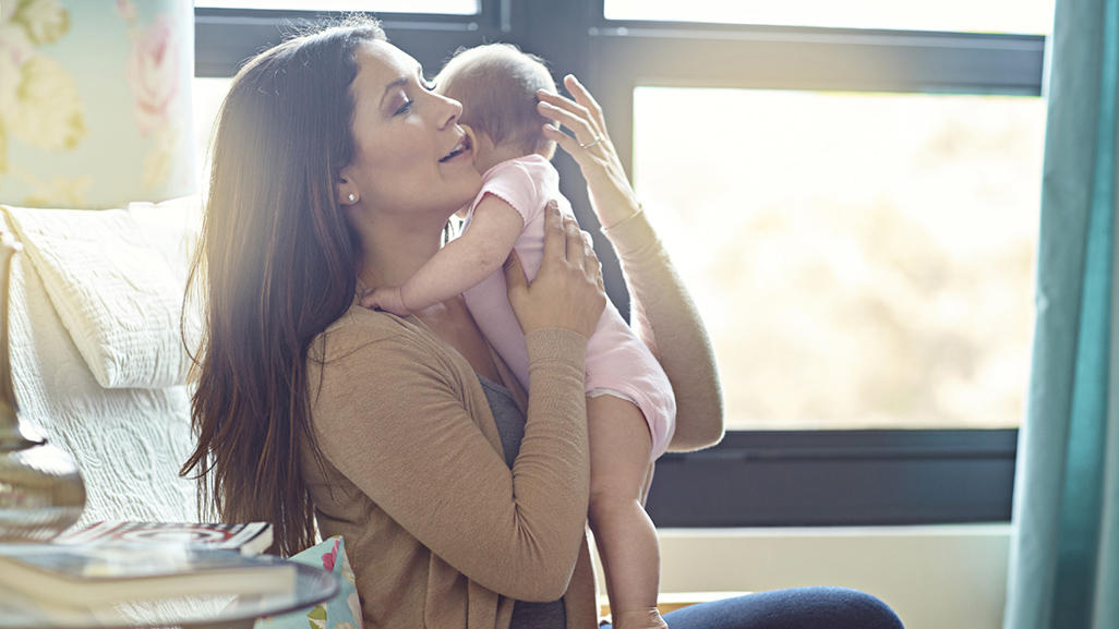 如何改掉宝宝一哭就吃奶的习惯,宝宝哭能一直吃奶吗