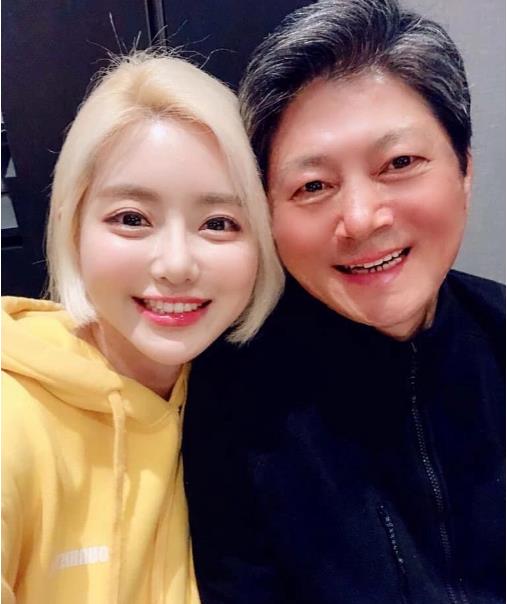 出生就很正的「母胎佳人」！还是个会打碟的球鞋收藏家