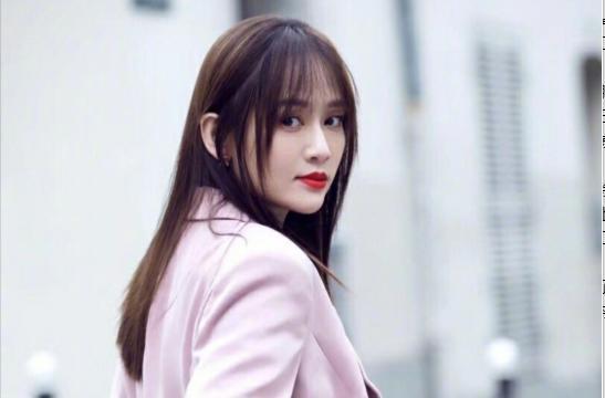 嘴唇涂口红涂的发白,陈乔恩的唇妆怎么样