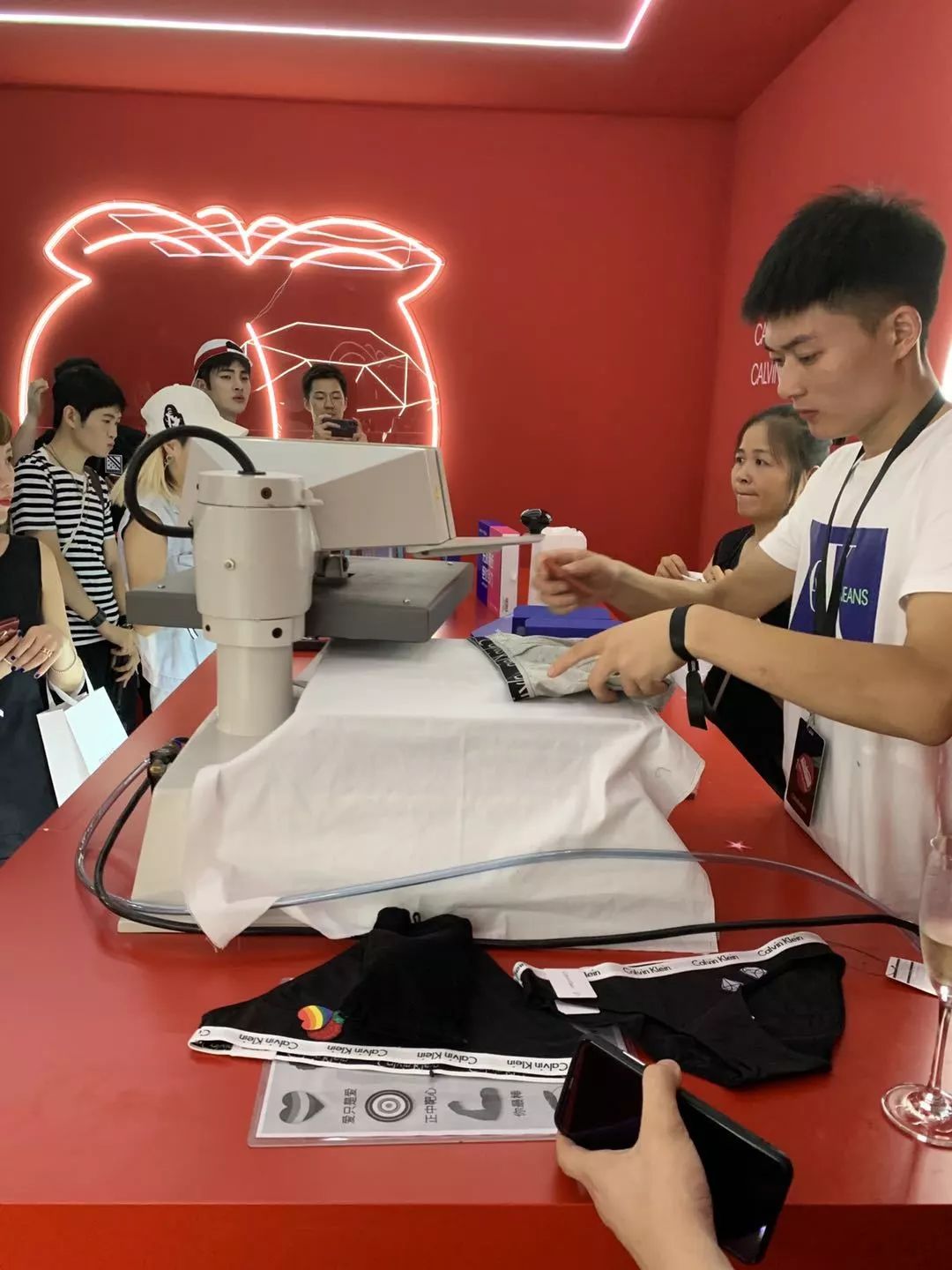 What!竟然有人冬天只用穿这一条裤子……赛格CK快闪店给你答案